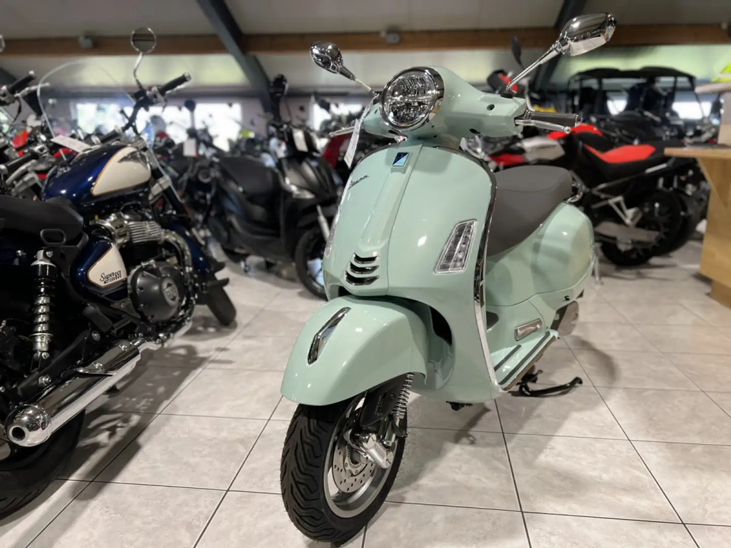 Vespa GTS 125 Classica Groen - 2