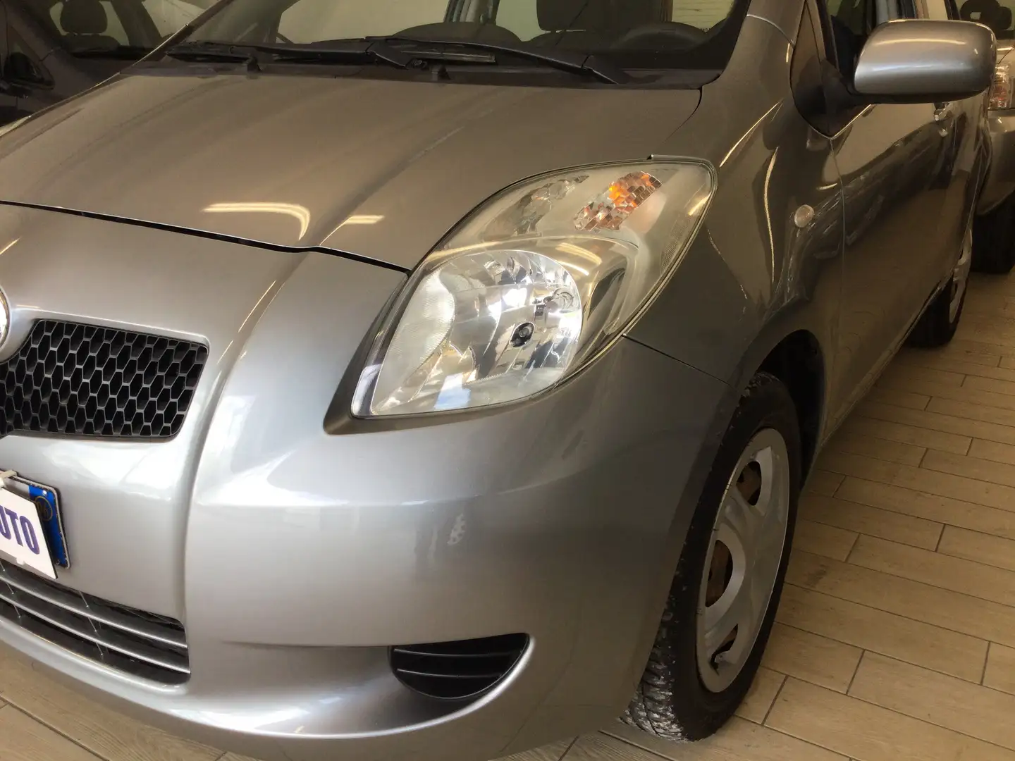 Toyota Yaris 5p 1.0 Sol Gris - 2