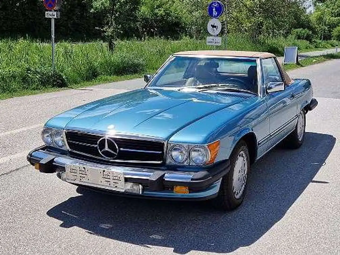 Mercedes-Benz SL 560 R107 W107 560SL Modrá - 2