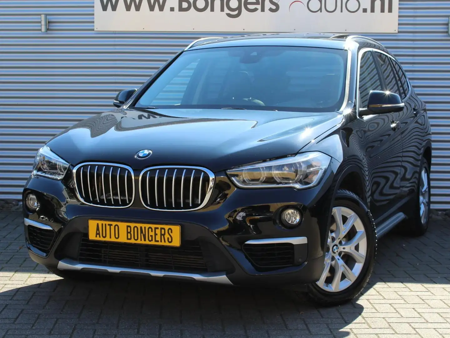 BMW X1 sDrive 20i xLine Automaat Zwart - 1