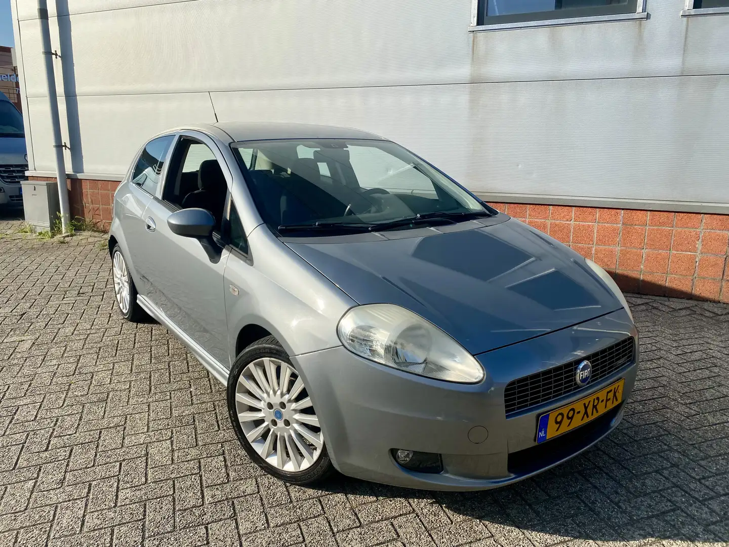 Fiat Punto 1.4-16V Sport Grijs - 1
