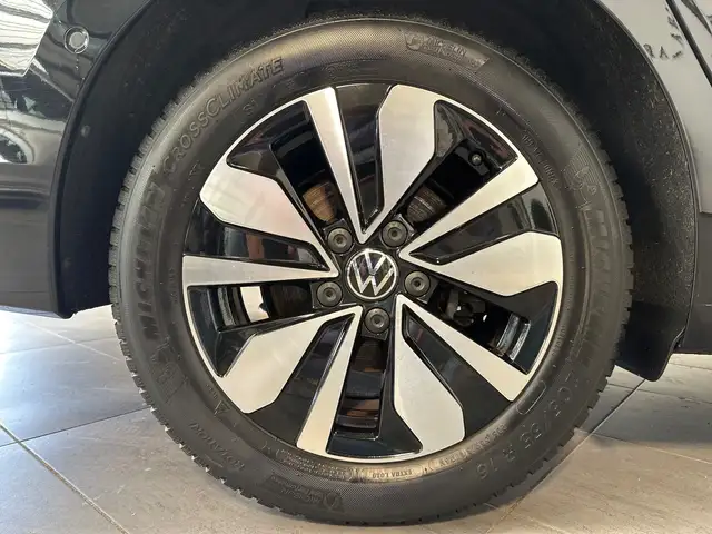 Volkswagen Golf view 3