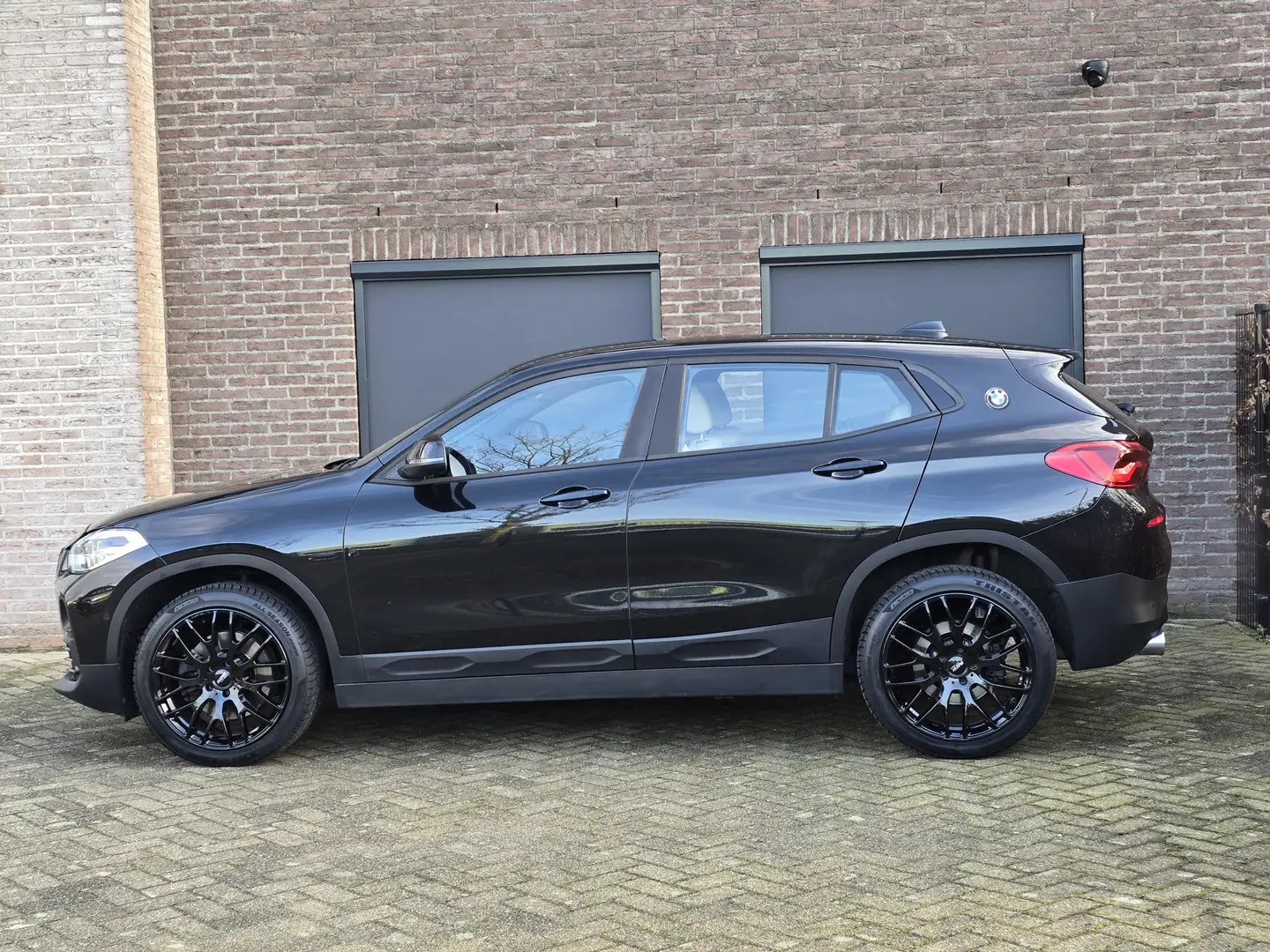 BMW X2 sDrive20i High Executive HUD NAVI LEDER STOELVERWA Zwart - 2