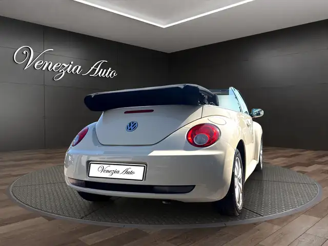 Volkswagen New Beetle view 4