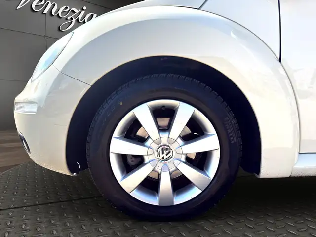 Volkswagen New Beetle view 6