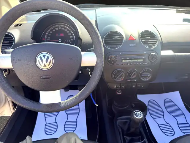 Volkswagen New Beetle view 8
