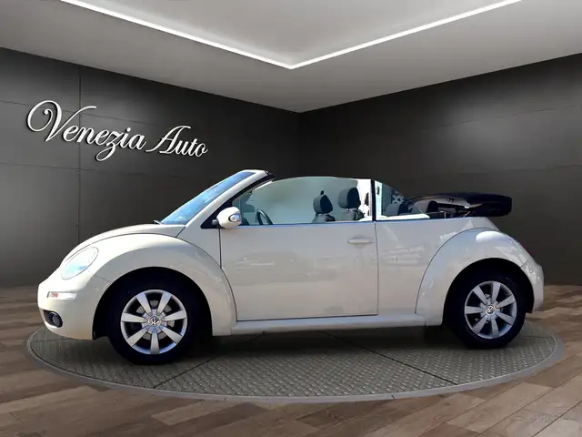 Volkswagen New Beetle view 3