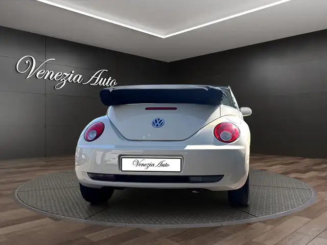 Volkswagen New Beetle view 5