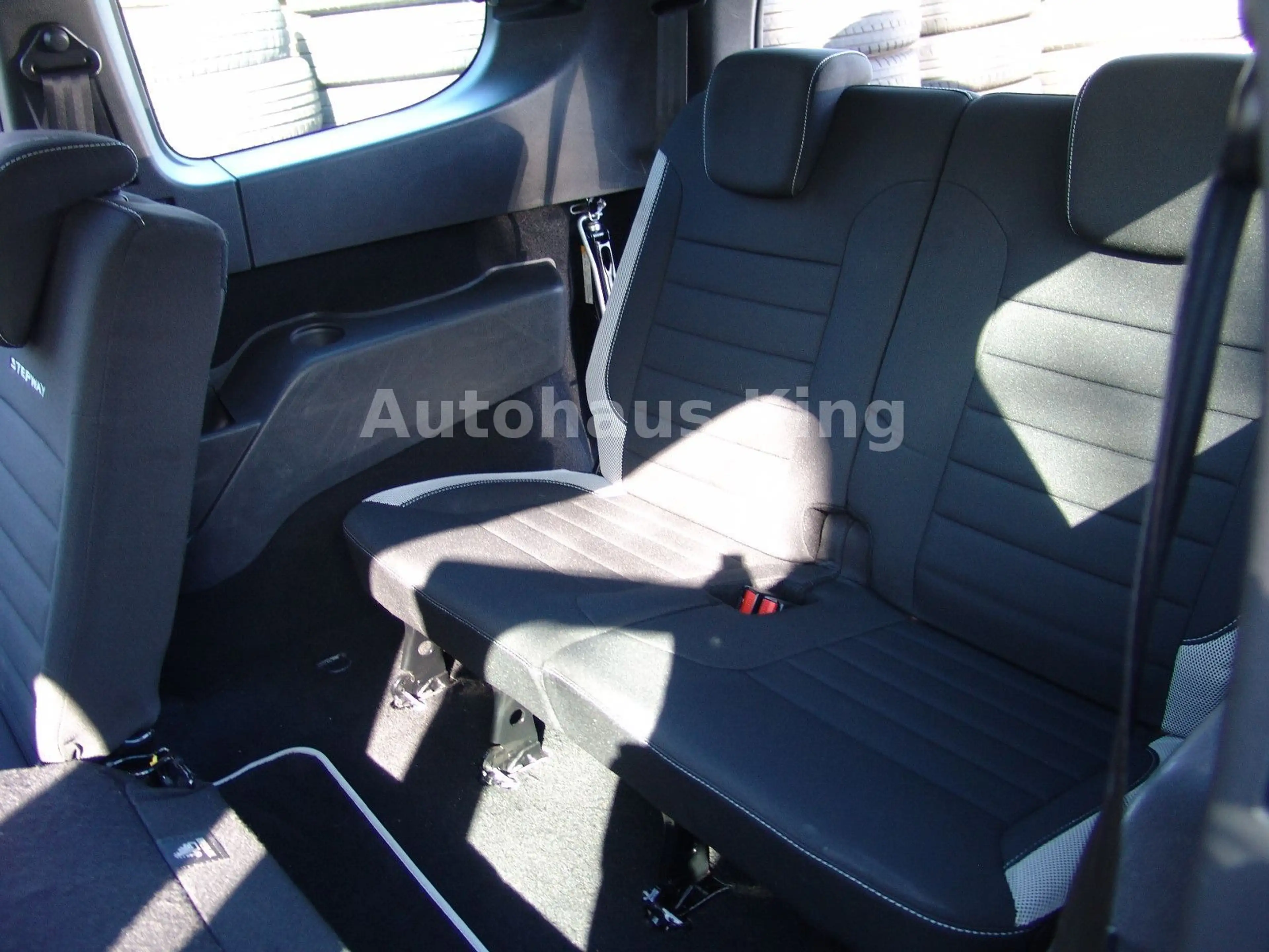 Dacia Lodgy Stepway Selection-7Si/ NAVI/Modellpf — photo 10