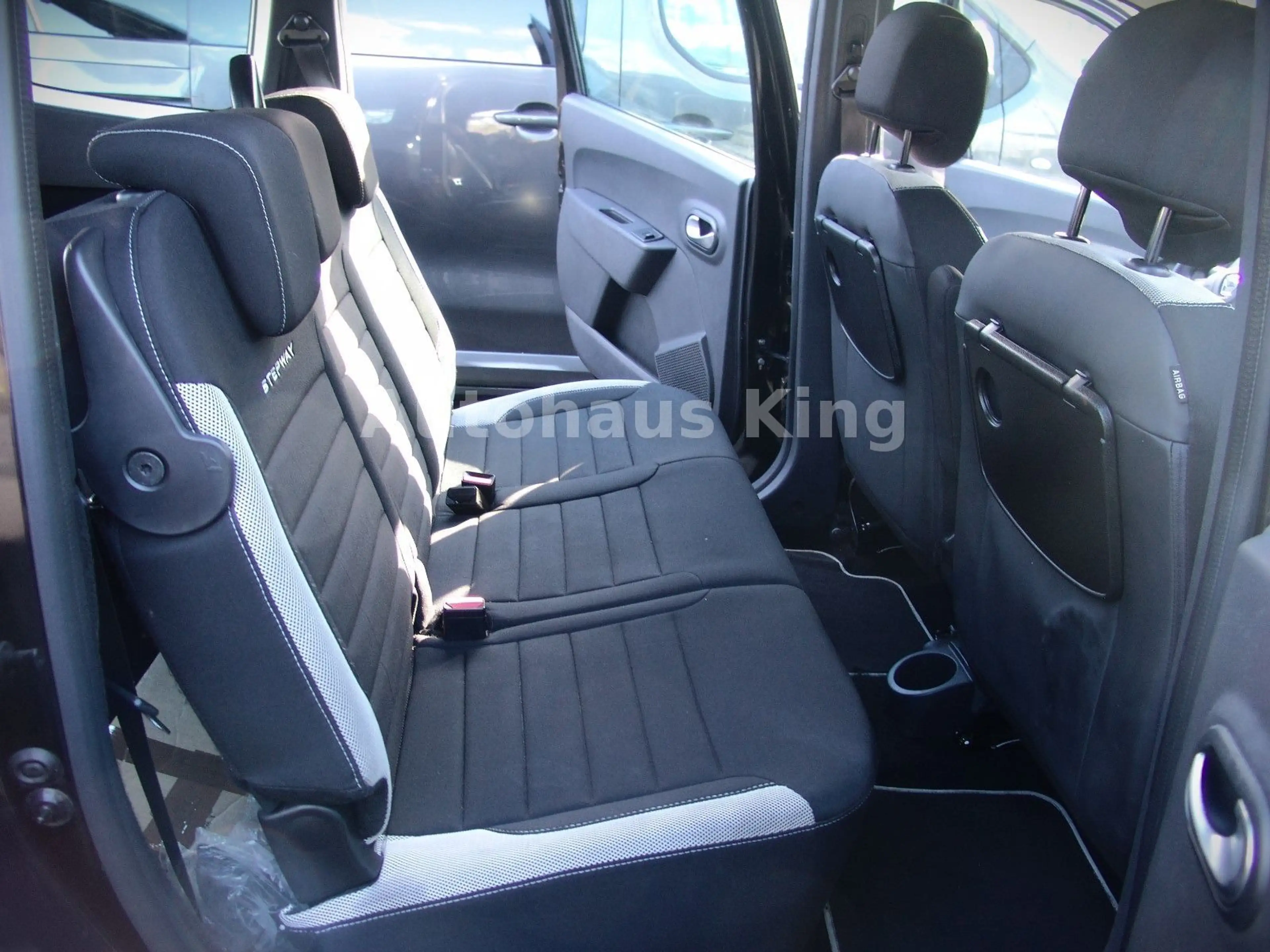 Dacia Lodgy Stepway Selection-7Si/ NAVI/Modellpf — photo 8