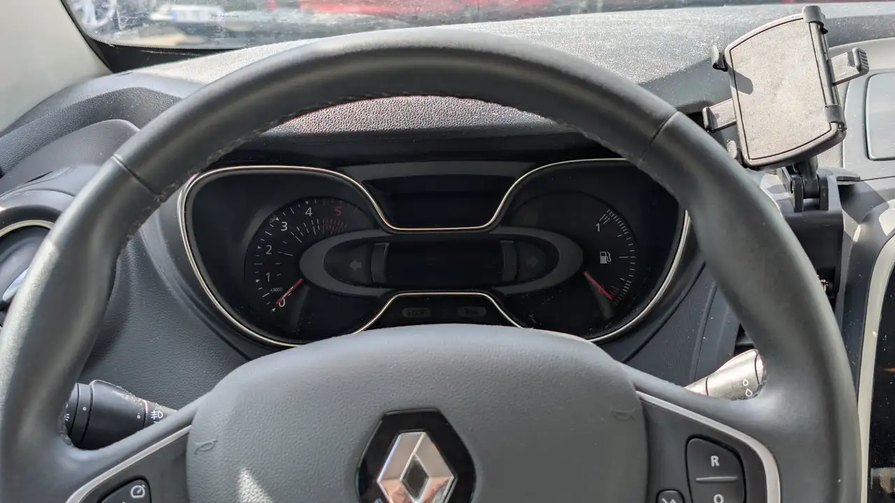 Renault Captur — photo 18