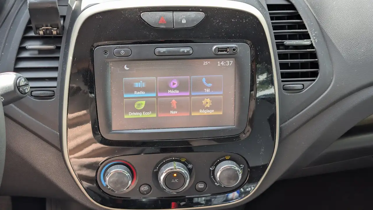 Renault Captur — photo 21