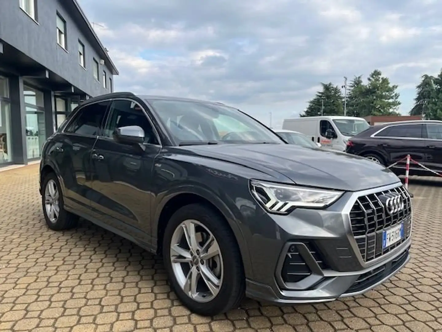Audi Q3 Q3, 40 2.0 tfsi S line edition quattro S-TRONIC Grigio - 2