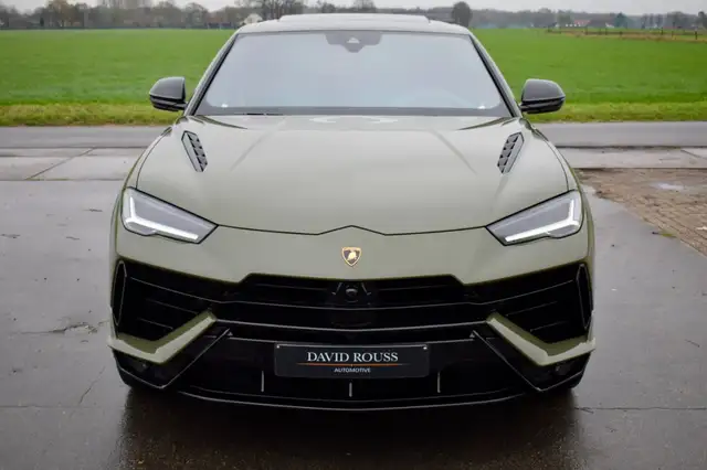 Lamborghini Urus view 5