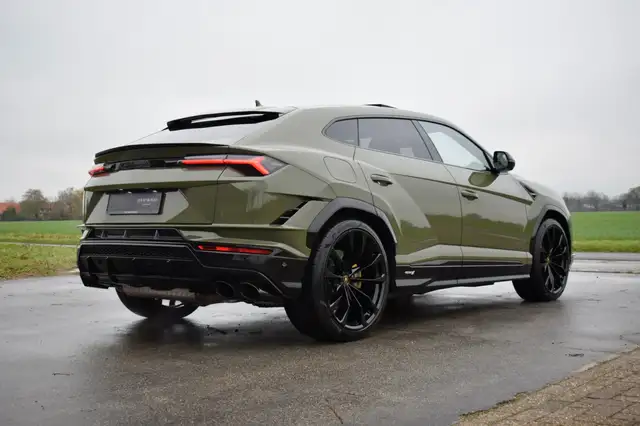 Lamborghini Urus view 4