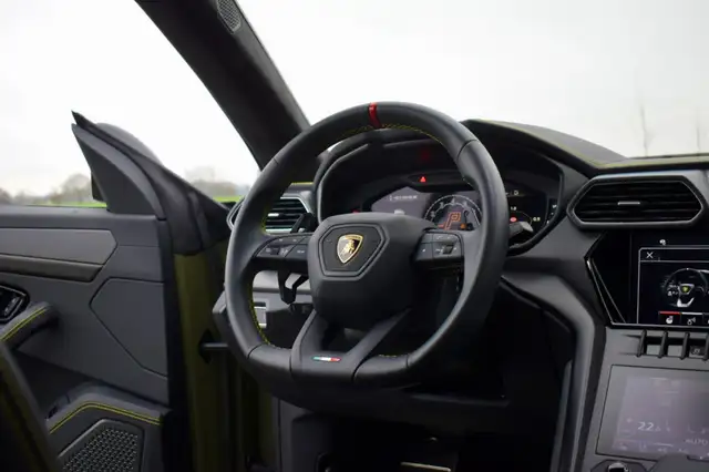 Lamborghini Urus view 3
