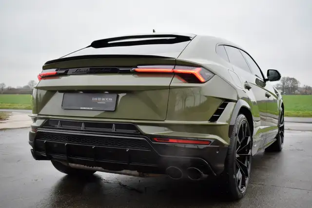 Lamborghini Urus view 6
