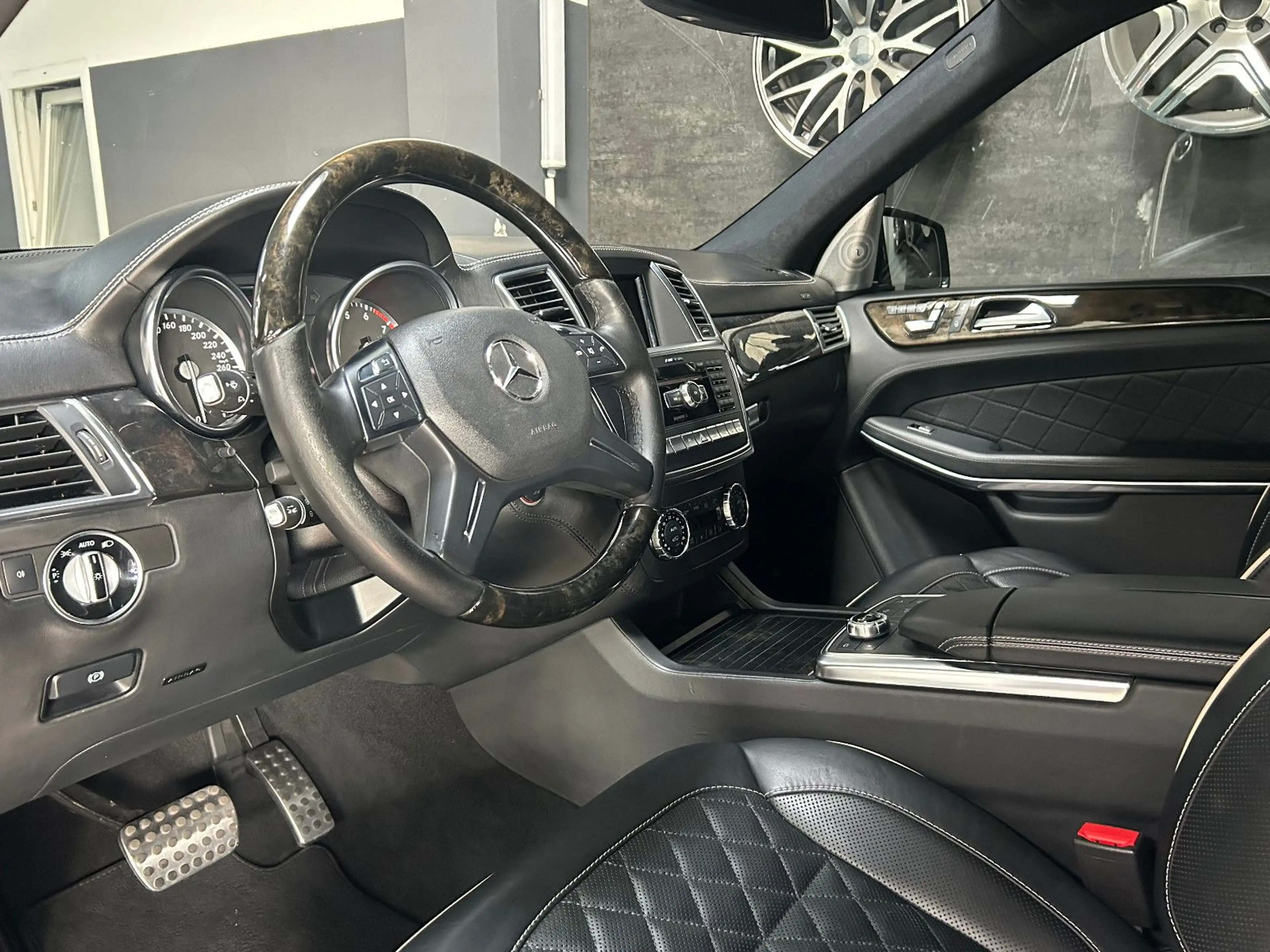 Mercedes-Benz GL 500 AMG-PAKET/DESIGNO/4-MATIC/PANORAMA — photo 12