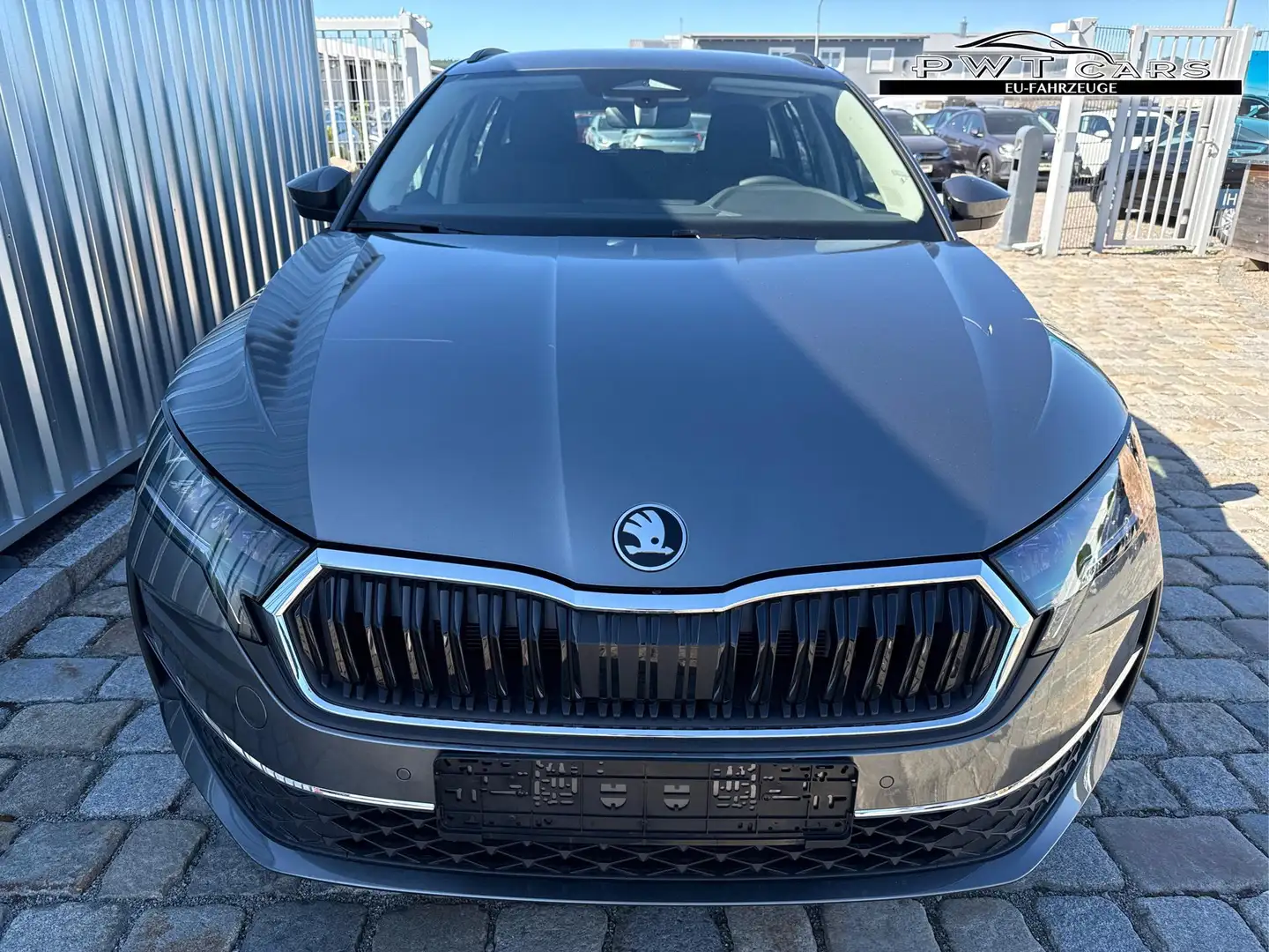Skoda Octavia Combi Selection 2,0 TDI 150 PS DSG-5 Jahre Gara... Grau - 2