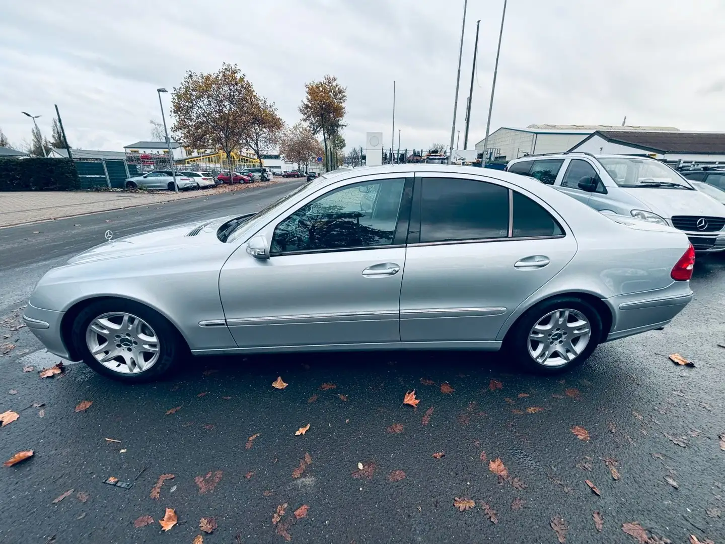 Mercedes-Benz E 350 Lim./SHZ/SH/ALU/TEM/NAV/Klima/Schiebedach Silber - 2