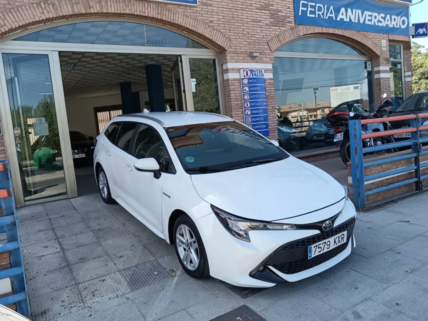 Toyota Corolla Touring Sports 125H Business Plus Blanc - 2