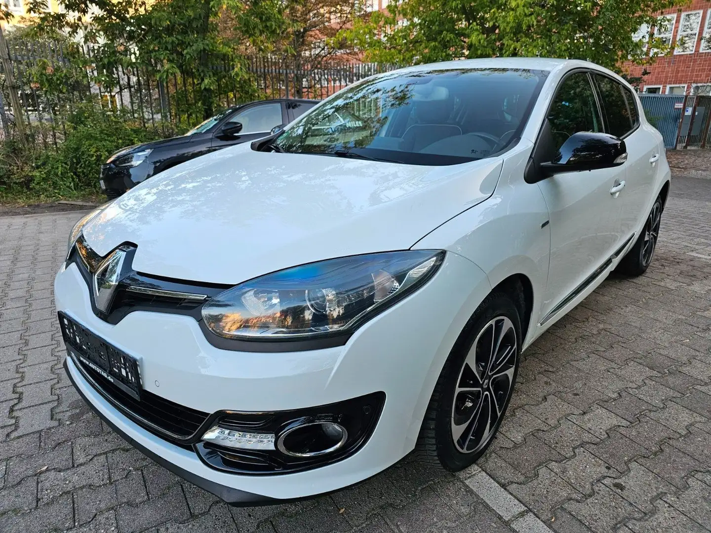 Renault Megane III Lim. 5-trg. BOSE Edition Automatik Weiß - 1