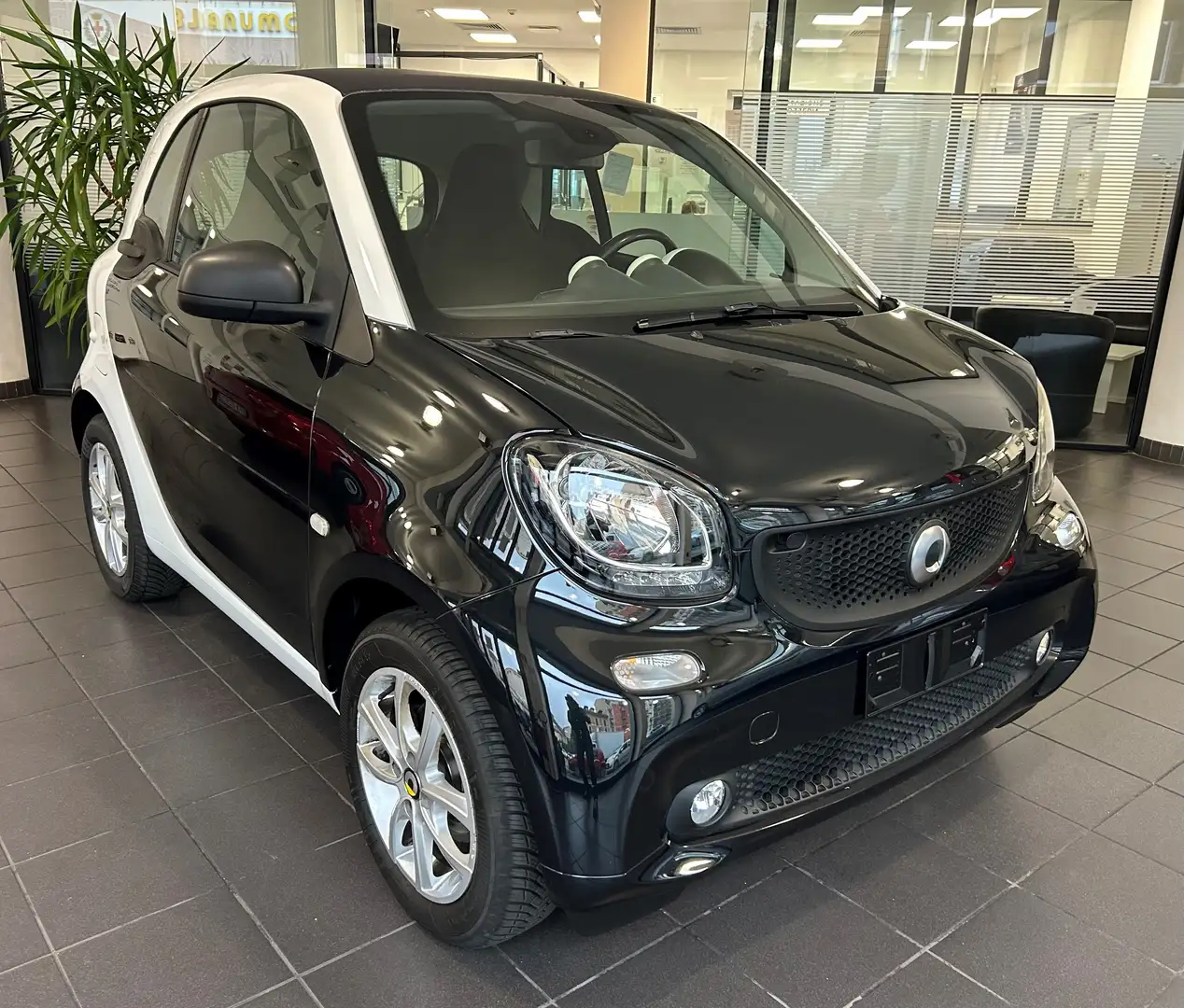 smart forTwo 1.0 Youngster 71cv Twinamic Nero - 2