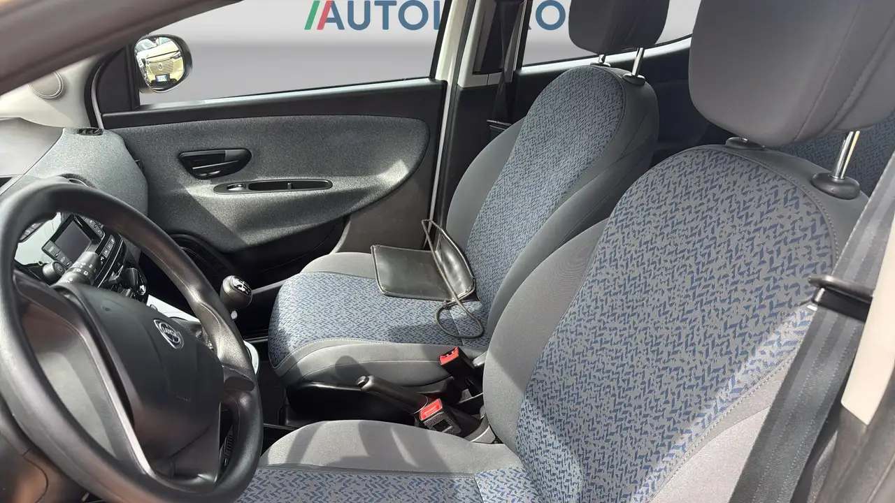 Lancia Ypsilon 2023 — фото 12