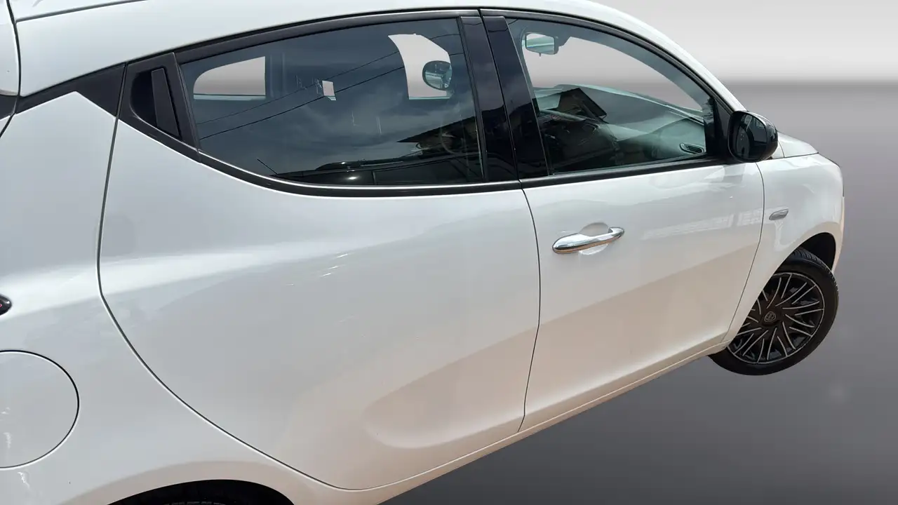 Lancia Ypsilon 2023 — фото 6
