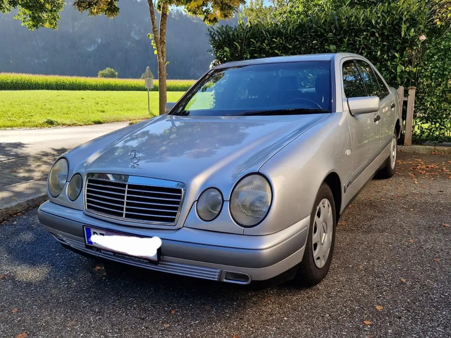 Mercedes-Benz E 200 E 200 Classic Silber - 1