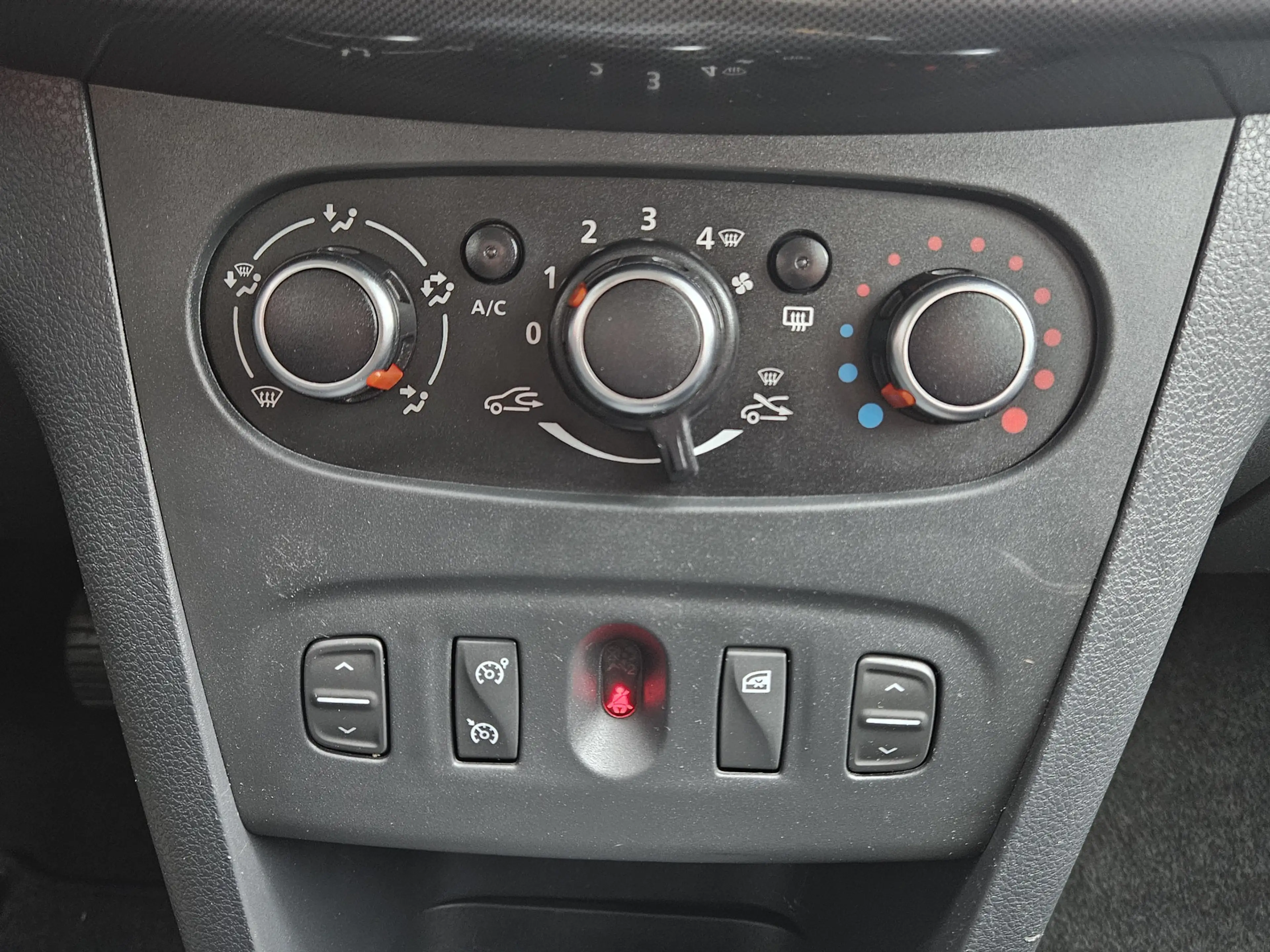 Dacia Logan MCV 0.9 TCe Stepway Inclusief Afleveringskosten — photo 11