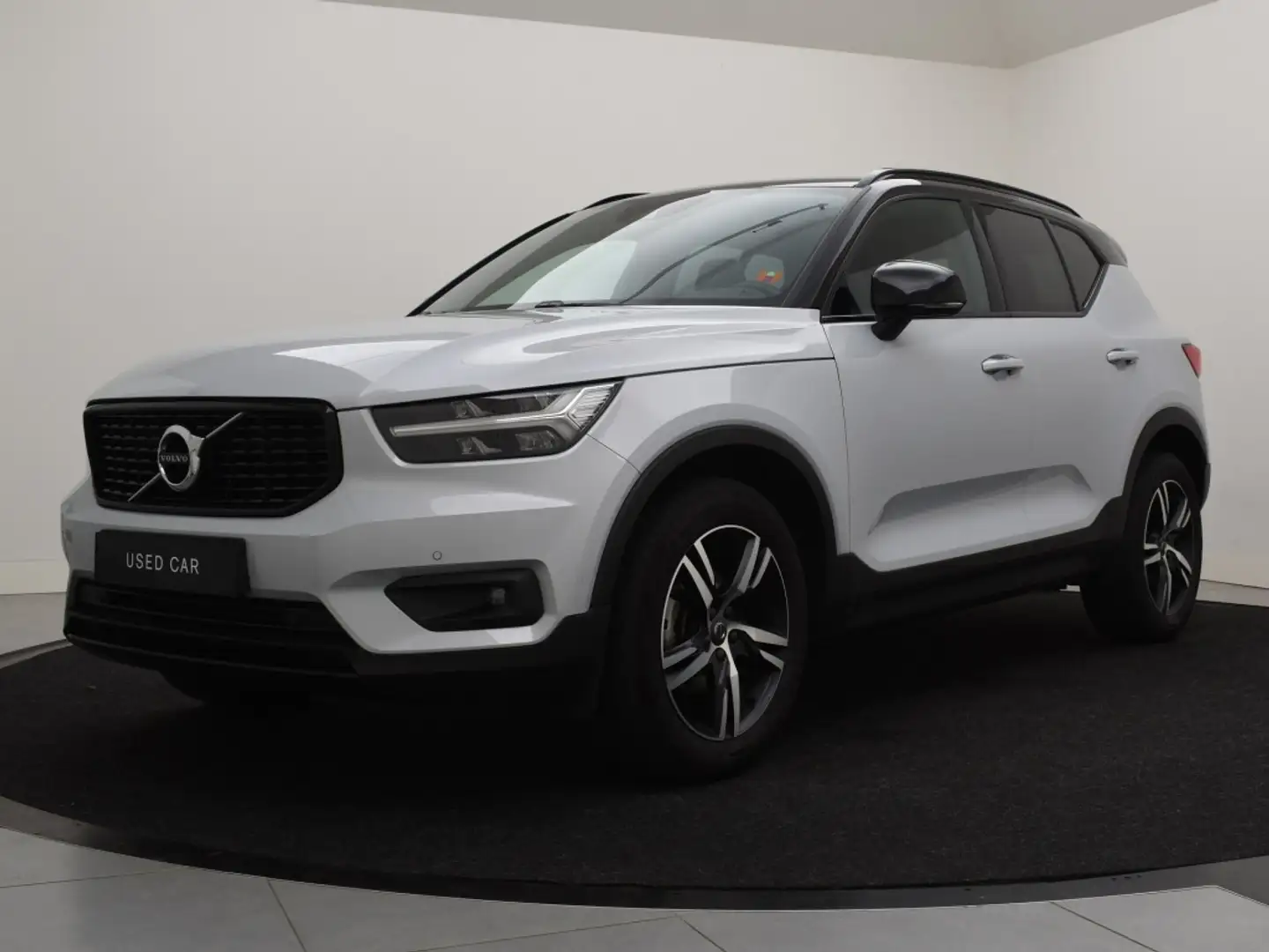 Volvo XC40 T2 AUT(8) R-DESIGN NAVI BLUETOOTH ACC BLIS KEYLESS Grijs - 2