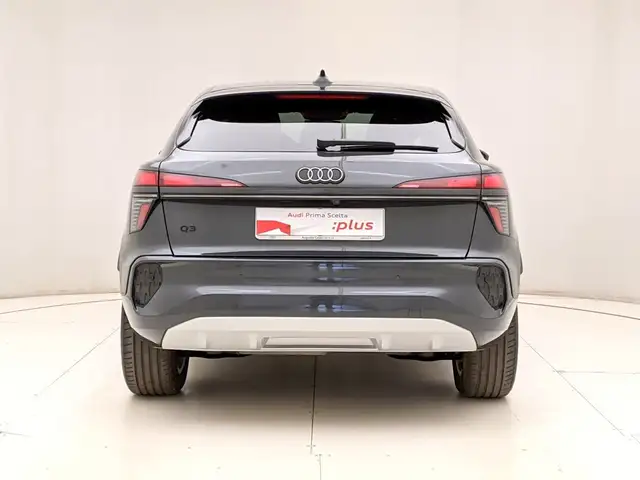 Audi Q3 view 5