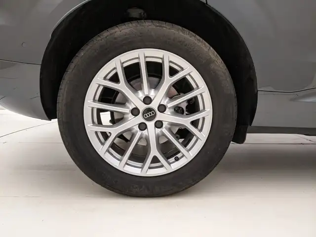 Audi Q3 view 9