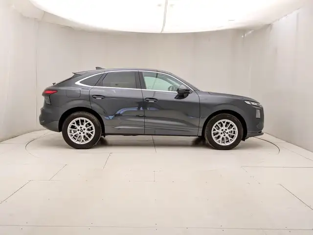Audi Q3 view 3