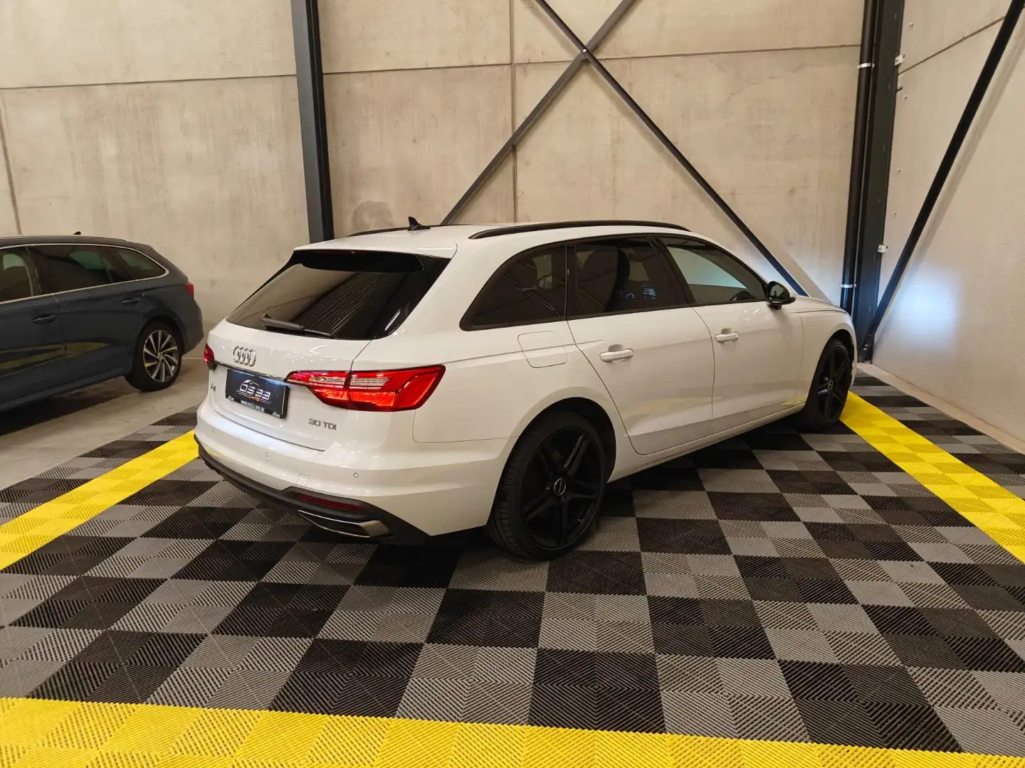Audi A4 A4 2.0TDI Sport /LED/19"/CAM/Navi/Cruise Wit - 2
