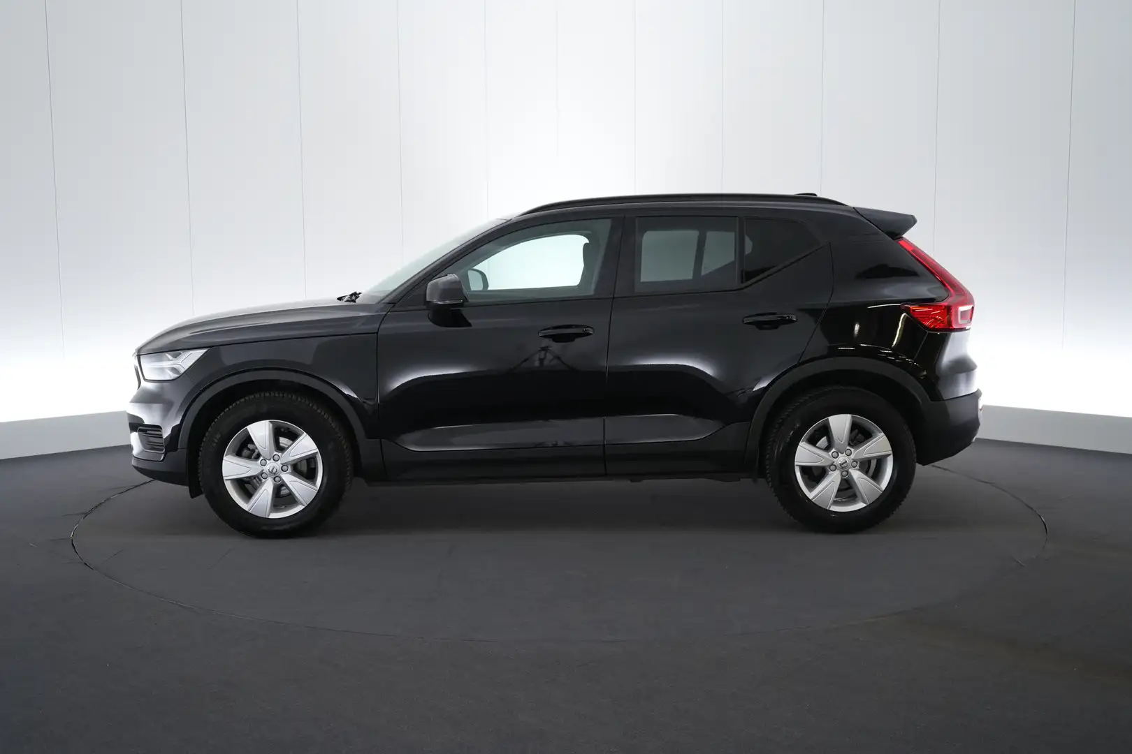 Volvo XC40 1.5 T2 Momentum Core LED GPS PDC Carplay Verw. Zet Zwart - 2