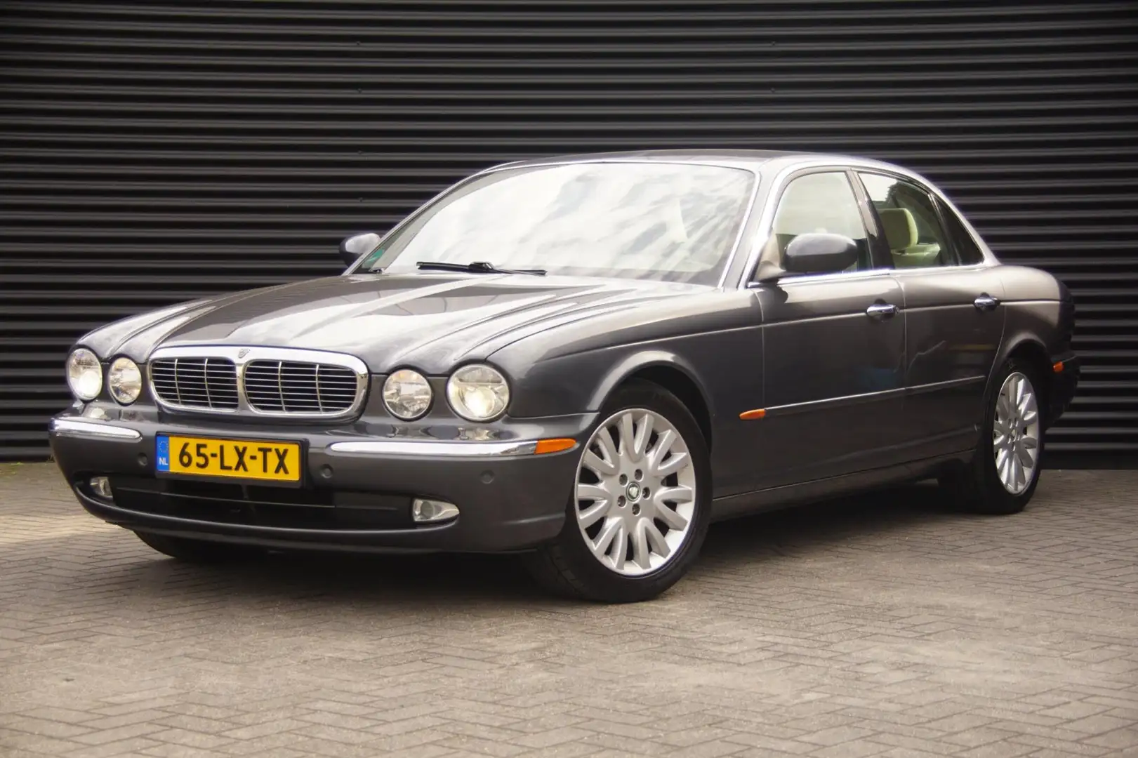 Jaguar XJ 4.2 V8 Executive | CATS Suspension | Keurig exempl Gris - 1