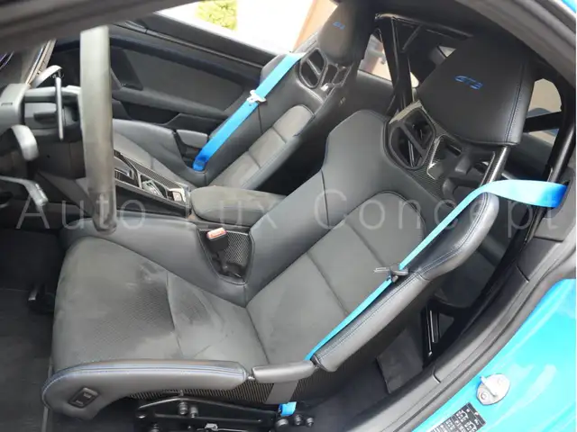 Porsche 911 view 7