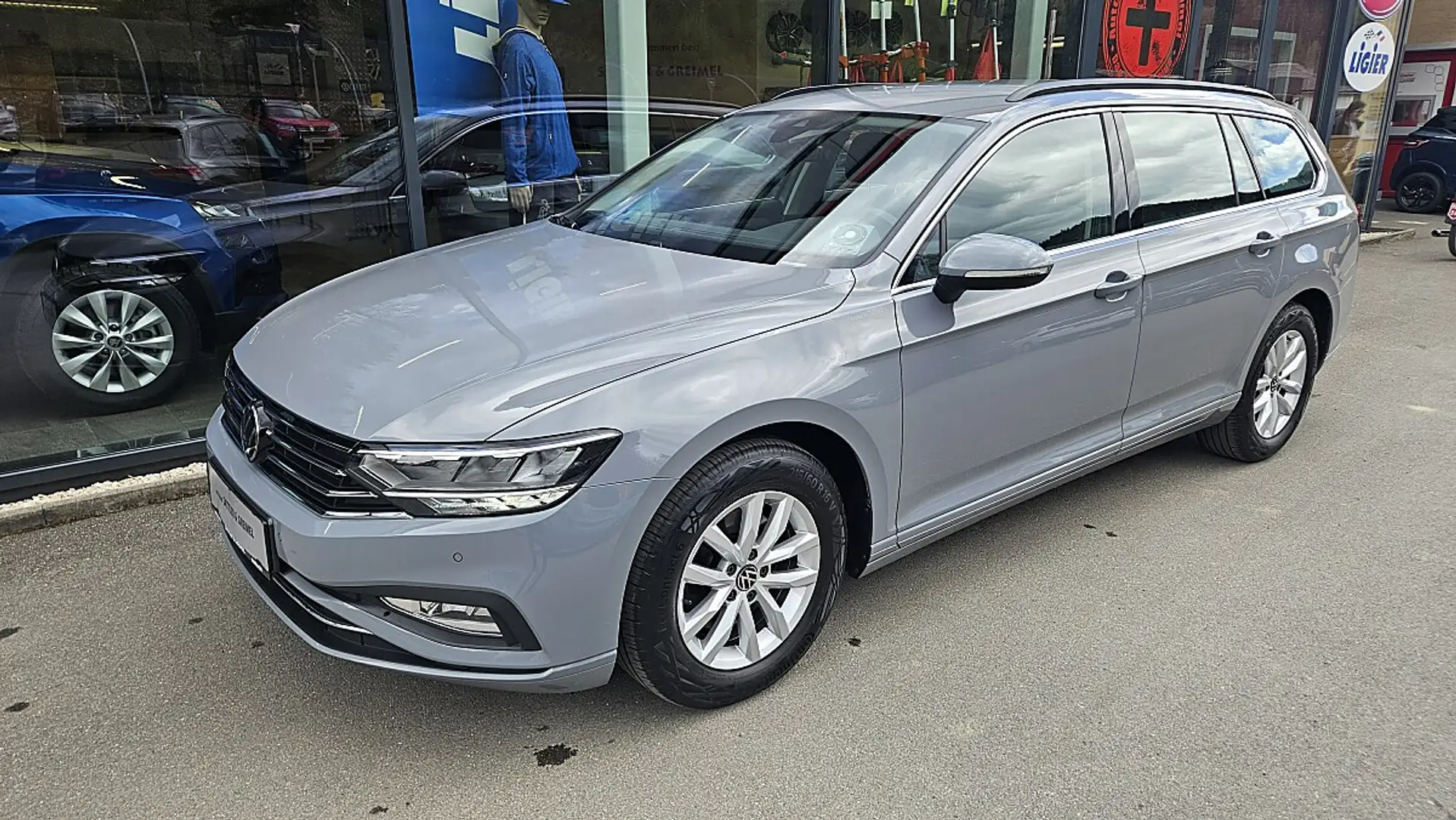 Volkswagen Passat Variant Business 2,0 SCR TDI DSG Grau - 2