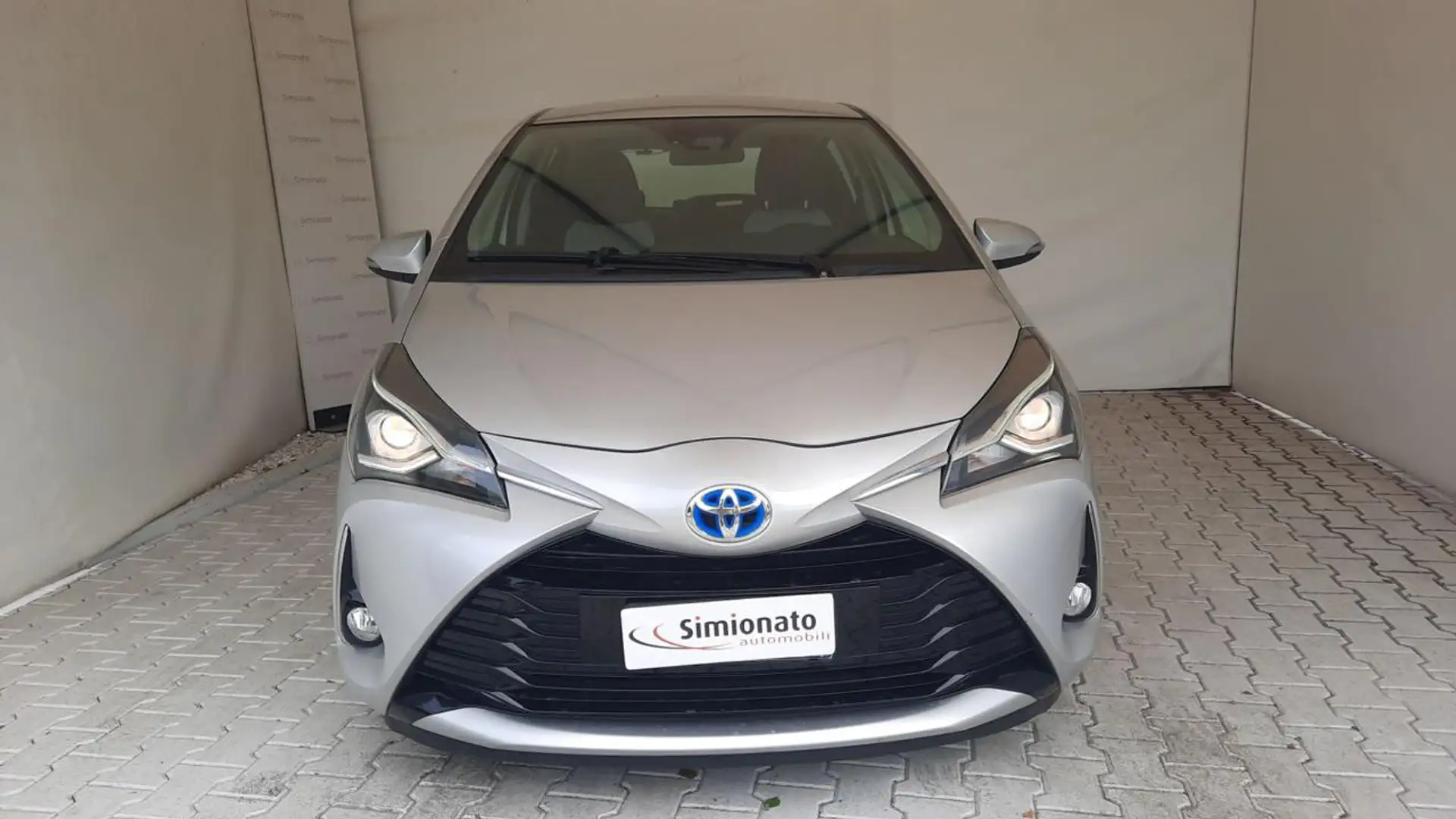 Toyota Yaris 1.5 Hybrid 5 porte Active Grigio - 2