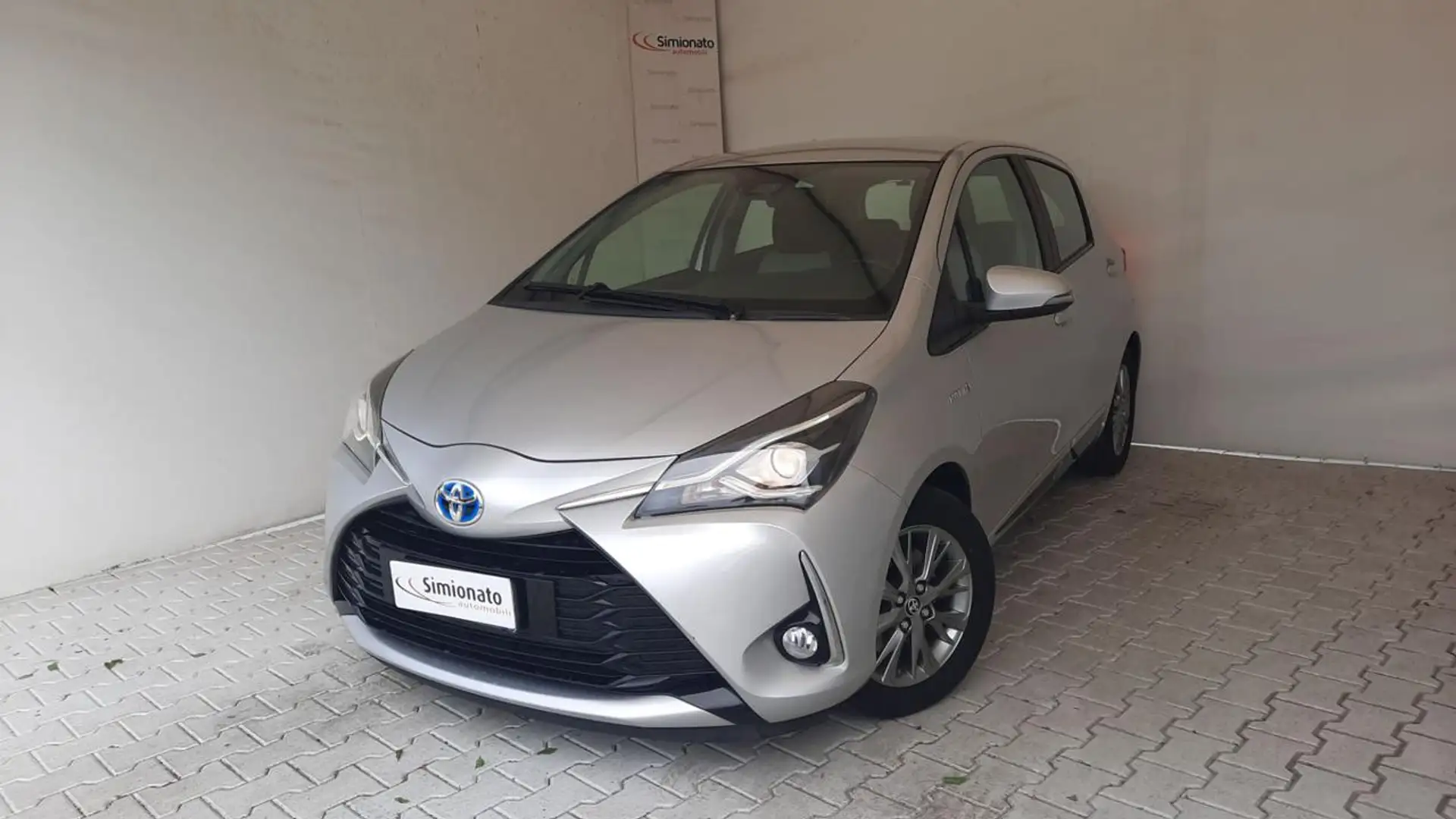 Toyota Yaris 1.5 Hybrid 5 porte Active Grigio - 1