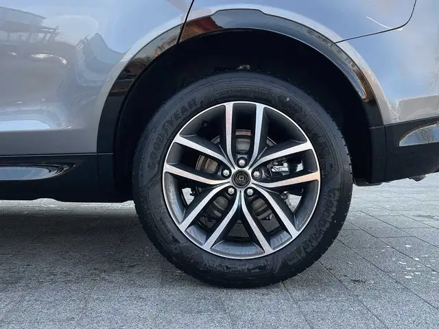 Land Rover Discovery Sport view 9