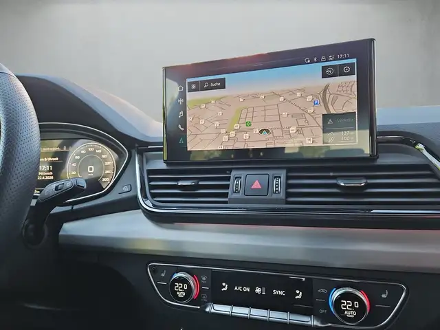 Audi Q5 view 11