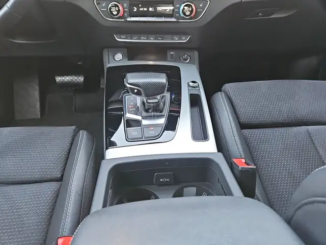 Audi Q5 view 10