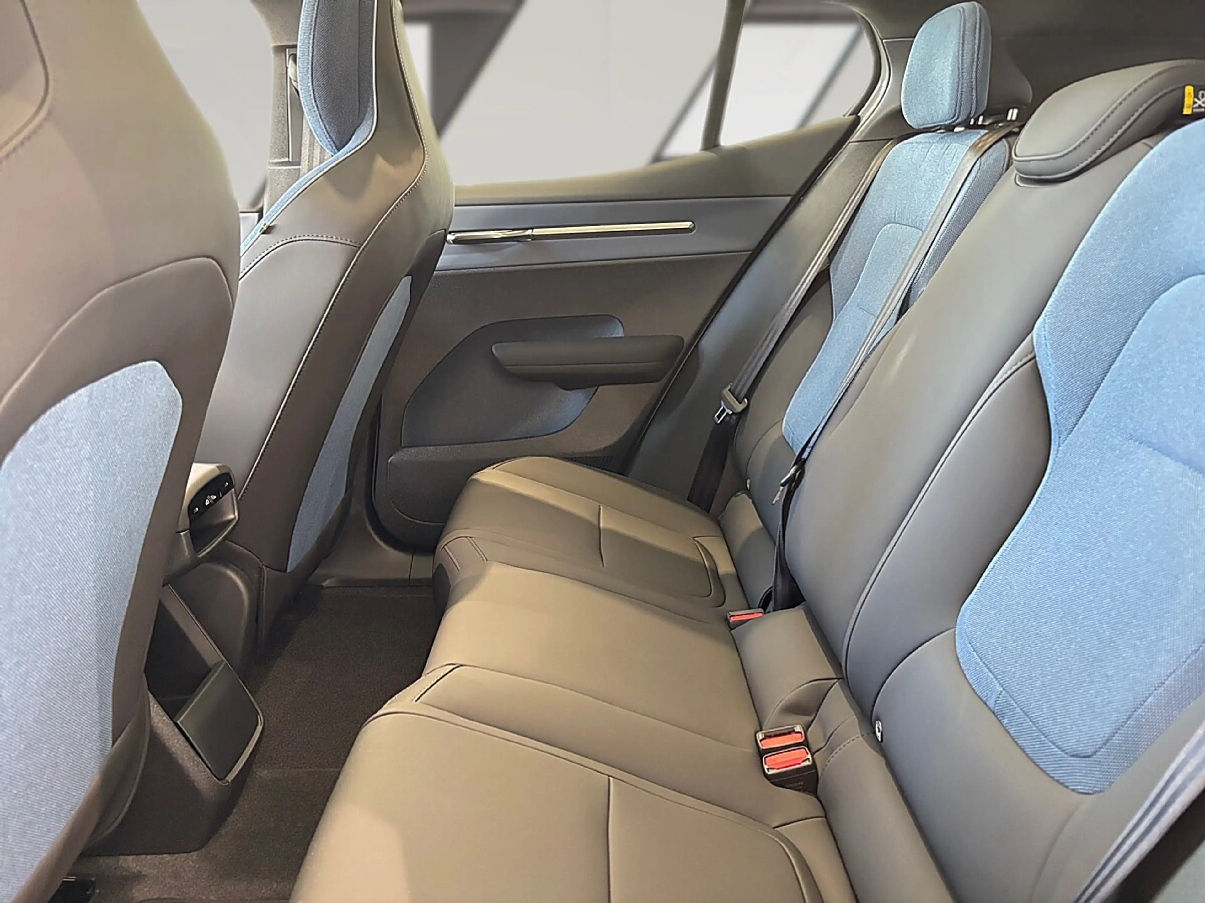 Volvo EX30 P8 Electric AWD 69kWh Ultra — photo 11