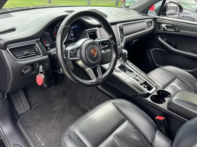 Porsche Macan view 13