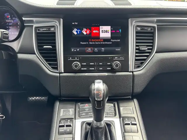 Porsche Macan view 15