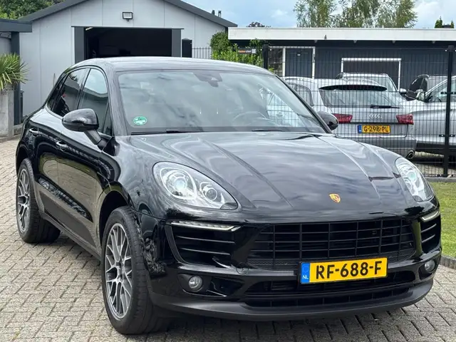 Porsche Macan view 3