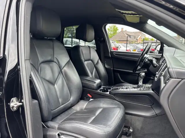 Porsche Macan view 11
